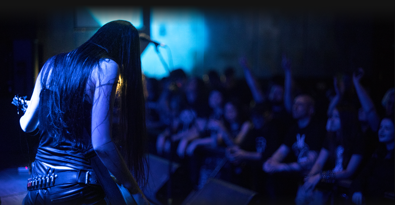 Internal Cold band on stage